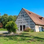 Vue extérieure de la grange du Grand Aulnay
