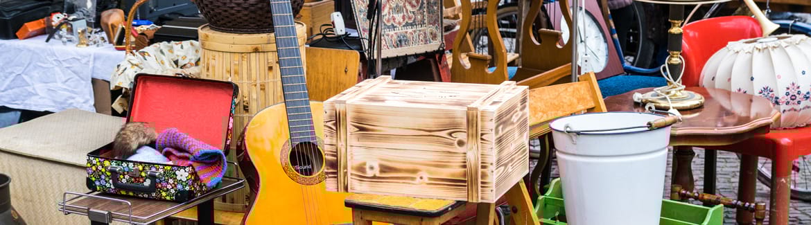 Des objets en vente dans une foire à tout