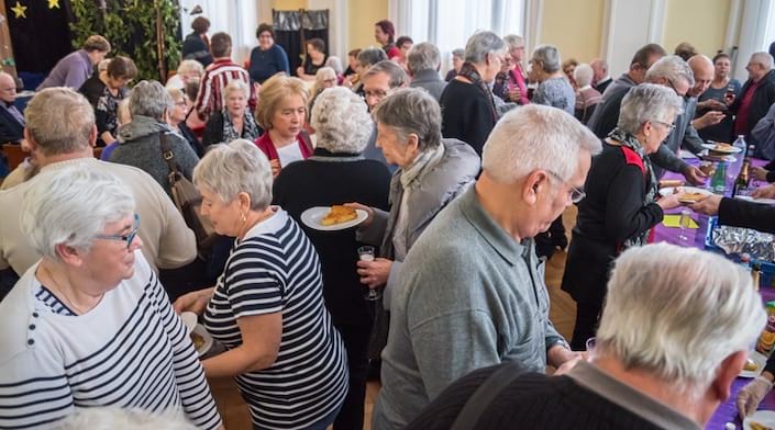 Des seniors participe à un buffet