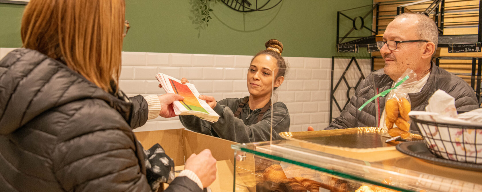 distribution des sacs à pain dans les boulangeries