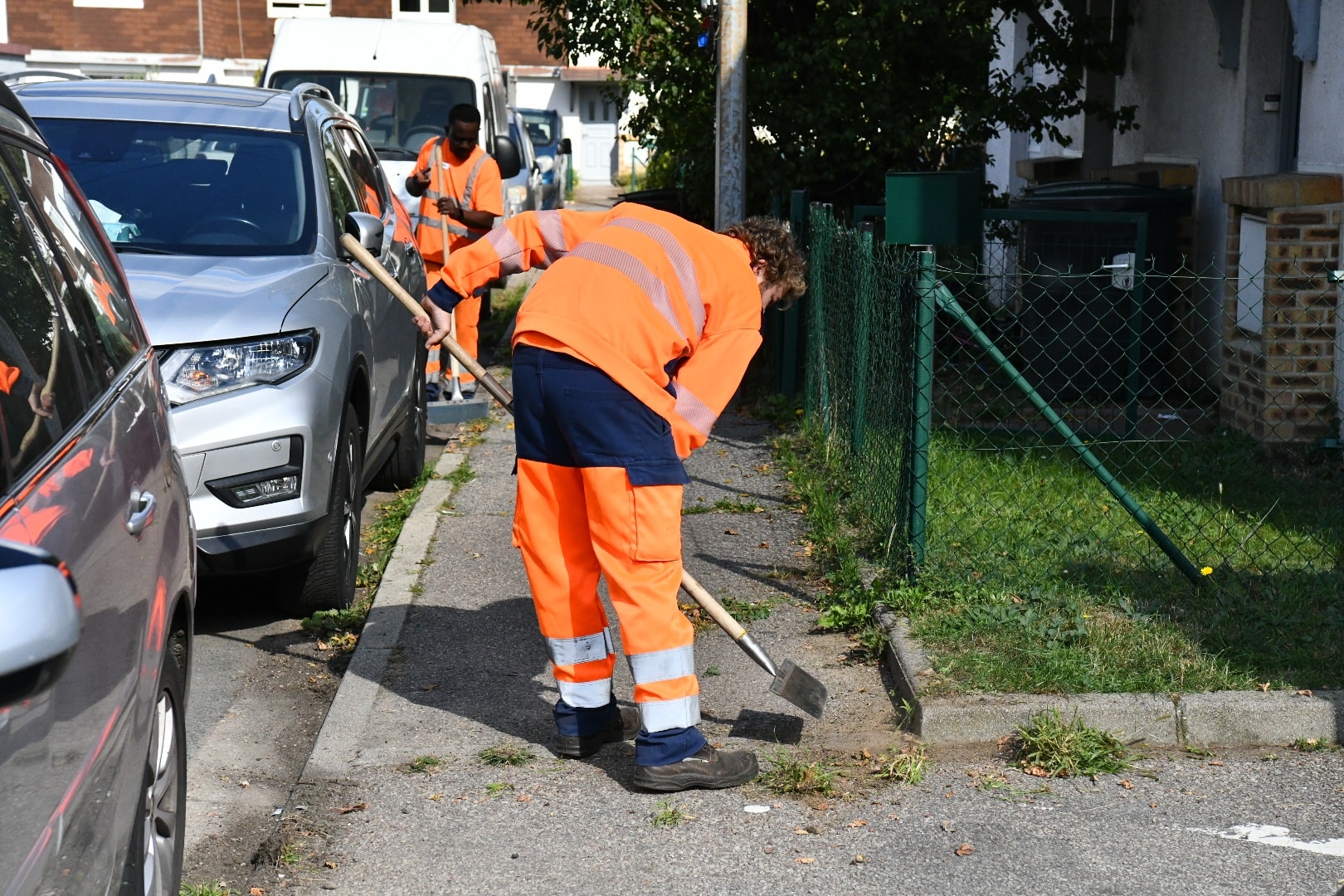 des agents qui nettoient la voirie
